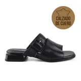 Sandalia de cuero color visón, con tira ancha sobre el empeine y tira con hebilla ajustable en el tobillo. Taco bajo cuadrado.