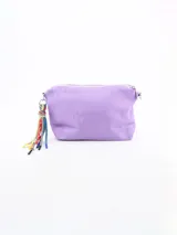 Bandolera de tela color lila con cierre superior y detalle de borla decorativa compuesta por cordones multicolores en uno de sus laterales.