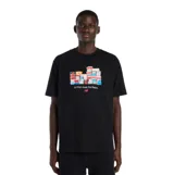 Remera de algodón color negro, de corte clásico y manga corta. Presenta un estampado frontal con una pila de cajas de zapatillas y la frase 'It's What's Inside That Matters' junto al logo de New Balance.