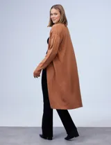 Cardigan largo de tejido de punto, con frente abierto y mangas largas. Diseño minimalista y versátil.