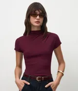Blusa Cortelle de viscosa color bordó, con cuello alto, manga corta y textura acanalada, de diseño ajustado al cuerpo y terminación sin costuras.