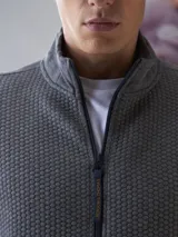 Campera tipo fleece de Benson & Thomas, con cierre frontal completo, cuello alto y textura acolchada en el panel frontal. Posee puños y ruedo acanalados.