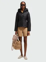 Chaqueta corta con capucha Moncler modelo IGE, color negro.