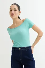 Remera de algodón con escote bote amplio tipo off-shoulder, mangas cortas y ajuste al cuerpo en tejido acanalado.