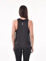 Musculosa deportiva color negro, de corte holgado y sisa caída.