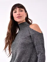 Buzo de punto gris oscuro con hilos metalizados, diseño de cuello alto y hombros descubiertos (cold shoulder), manga larga y puños y ruedo elásticos en rib.