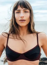 Top de bikini negro con borde bordeaux, con aro y breteles finos.