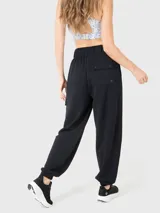 Pantalon de estilo jogger color negro, confeccionado en tela suave, con cintura elástica, bolsillos laterales tipo cargo y puños elásticos en los tobillos.