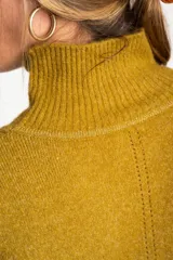 Sweater celeste de punto con cuello alto y mangas largas.