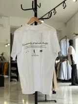 Remera oversize blanca de manga corta con estampado tipográfico y gráfico en la espalda.