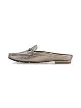Mocasín tipo mule destalonado de cuero metalizado color peltre, con detalle de hebilla metálica ornamental en el empeine y suela de goma.