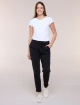 Pantalón jogger Zac & Rachel color negro, de pretina ancha elastizada con lazo de ajuste, bolsillos delanteros inclinados y dobladillo en los ruedos.