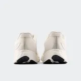 Championes New Balance modelo 680 V8, color crema/beige claro, con logo 'N' en plateado y detalles en rosado pálido. Presentan una suela gruesa con tecnología Fresh Foam.