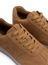 Championes urbanos modelo Mosca, confeccionados en ecogamuza color verde militar con cordones al tono y suela de goma liviana.