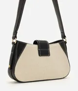 Cartera baguette pequeña Satinato, confeccionada en poliéster con textura y detalles en poliuretano negro y costuras blancas contrastantes. Presenta solapa con cierre de encastre y asa larga para el hombro.