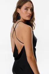 Vestido corto negro de satén con cuello drapeado y espalda cruzada con tirantes finos.