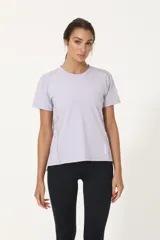 Remera deportiva lila de poliéster y elastano, con recortes laterales y traseros.