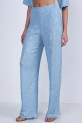 Pantalón celeste de fiesta con lentejuelas.