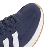 Championes urbanos Adidas modelo Run 72, color azul marino con las icónicas tres tiras laterales en color blanco. Presentan un diseño de inspiración retro con parte superior textil y de gamuza, entresuela Cloudfoam para mayor amortiguación y suela de goma color caramelo.