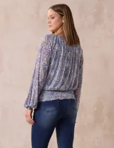 Blusa de microtul estampada, marca Harper, con forro interno a tono, mangas largas fruncidas y ruedo smock.