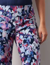 Pantalón capri de gabardina elastizada estampada, marca Zac & Rachel, con pretina ancha elastizada.