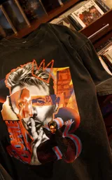 Remera de algodón premium con efecto lavado, de corte oversize y manga corta. Presenta un estampado frontal artístico con un collage de David Bowie en tonos vibrantes.