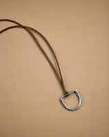 Choker de cuero marrón con tiras finas y dije en forma de estribo metálico plateado.