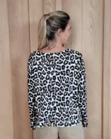 Remera de manga larga color marrón chocolate, con cuello redondo y dos bolsillos frontales tipo parche.