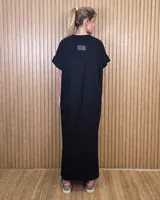 Vestido largo tipo remerón, suelto y cómodo, de corte recto con mangas cortas y cuello redondo.