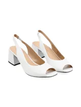 Sandalia tipo slingback color blanco, con taco cuadrado medio y diseño peep-toe.