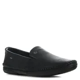 Mocasines de cuero negro con costuras reforzadas en el borde y suela de goma antideslizante. Presenta un diseño tipo slip-on con detalle de logo metálico en el lateral.