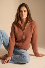 Cardigan oversize de punto color tostado, con cierre frontal y mangas largas.