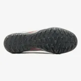 Championes de fútbol 5 Umbro Reflect F5 color celeste con detalles en amarillo y fucsia. Presentan el logo de Umbro en el lateral y suela de goma con tapones.