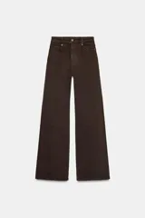 Jeans de tiro alto con corte wide leg y largo completo. Presenta diseño de cinco bolsillos, trabillas en la cintura y cierre frontal con cremallera y botón, con un acabado de efecto lavado.