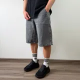 Bermuda de jean de corte baggy y estilo amplio, con lavado ácido en tono gris, bolsillos laterales y presillas para cinturón.