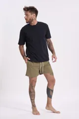 Remera negra de manga corta y cuello redondo, de corte holgado.