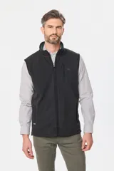 Chaleco de abrigo confeccionado en tejido polar, con cierre frontal completo, cuello alto y bolsillo vertical en el pecho con logo bordado en contraste.