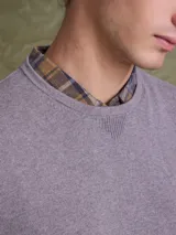 Sweater de cuello redondo, confeccionado en una mezcla de algodón y cashmere, de diseño clásico y calce regular.