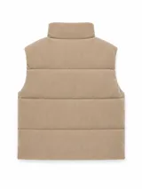 Chaleco acolchado de pana color marrón, con cuello alto, cierre frontal con botones a presión y bolsillos laterales.
