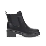 Bota corta negra de estilo urbano clásico, con paneles laterales elastizados de textura tramada y cierre interno. Tiene una tira trasera para facilitar el calce, punta redondeada y suela de goma con relieve antideslizante.