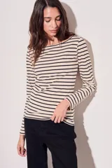 Remera de algodón color crema con rayas horizontales negras, cuello bote y mangas largas.