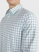 Camisa de hombre de manga larga con estampado de cuadros en tonos celeste y blanco.