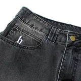 Pantalón jean negro de corte baggy recto, con tiro medio, denim de 12 oz y lavado localizado. Presenta bolsillos delanteros grandes con bordado.