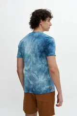 Remera manga corta color rosa con efecto tie-dye y estampa con texto y dibujo en el frente.