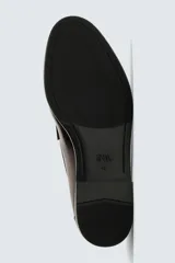 Mocasín de vestir para hombre en color negro, con acabado brillante, detalle de antifaz en el empeine y punta redondeada.