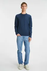 Jeans Levi's modelo 511 Slim Fit, de corte ajustado en el muslo y pierna recta. Confeccionados en denim azul con efecto lavado, cuentan con diseño clásico de cinco bolsillos, cierre de bragueta y tiro medio.