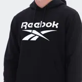 Canguro deportivo Reebok de color negro, con capucha ajustable mediante cordón, bolsillo tipo canguro en la parte frontal y el logotipo de la marca estampado en el pecho en color blanco.