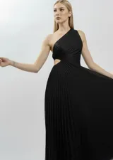 Vestido midi de un solo hombro en color negro, con diseño plisado y corte asimétrico en el ruedo. Presenta un detalle de fruncido lateral en la cintura con una abertura cut-out.