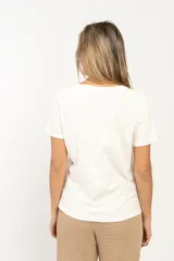 Remera blanca de algodón con escote en V y mangas cortas.