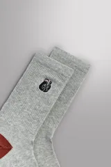 Pack de dos pares de calcetines de algodón jaspeado gris, con talón y puntera en color bordó. Presentan un bordado de un guante de boxeo en la caña y texto jacquard en la planta del pie.